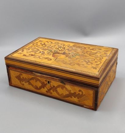 Coffret en marqueterie de paille à décor...