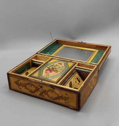 Coffret en marqueterie de paille à décor...