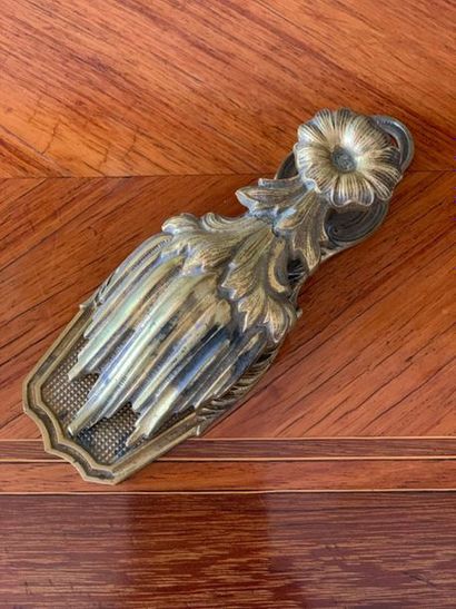 Pince à courrier en bronze à décor feuillagé

XIXe...