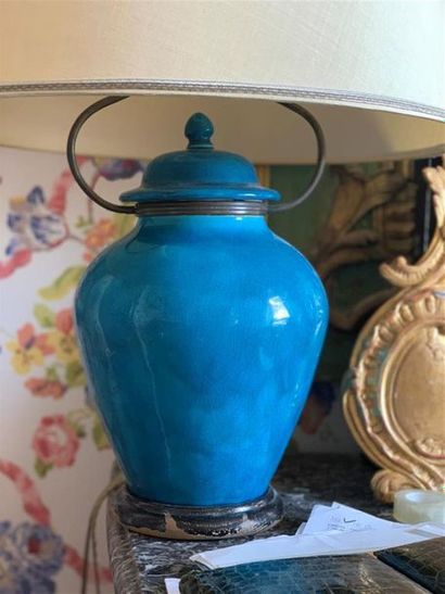 Vase couvert en céramique à couverte bleue...