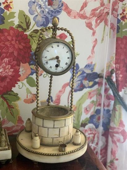 Pendule puits en marbre blanc et bronze,...