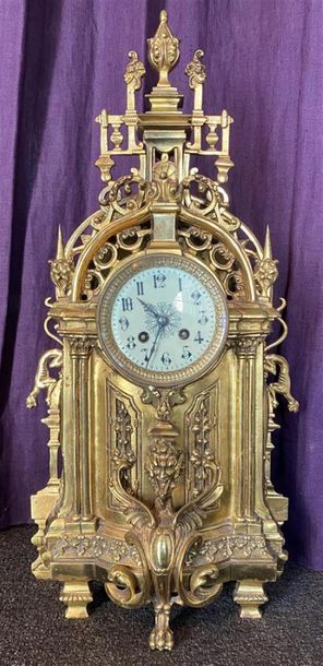 Grande pendule en régule à pâtine dorée,...