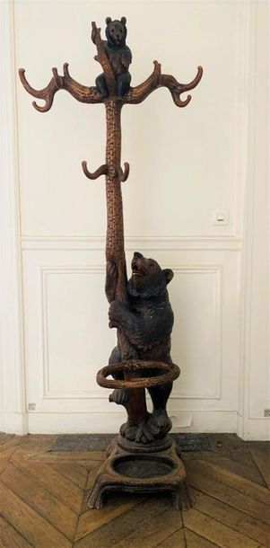 Travail de la Fôret Noire. Porte manteau...
