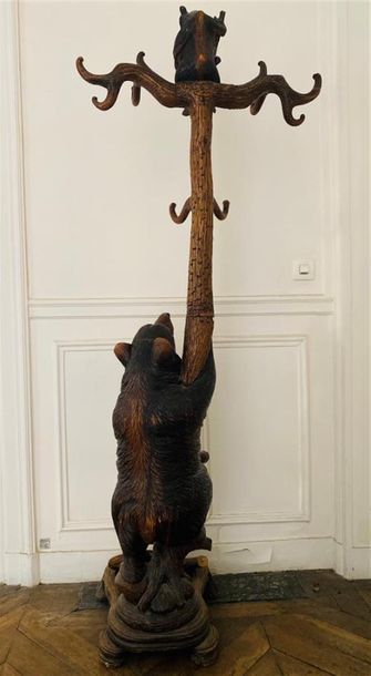 Travail de la Fôret Noire. Porte manteau...