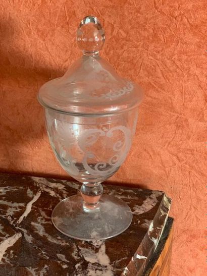 Vase couvert en cristal gravé à décor de...