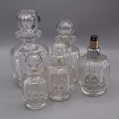 BACCARAT. Ensemble de quatre flacons couvert...