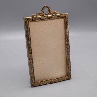 Cadre à photo en cuivre à décor d'une frise...