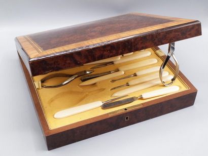 Coffret de toilette en placage de loupe et...