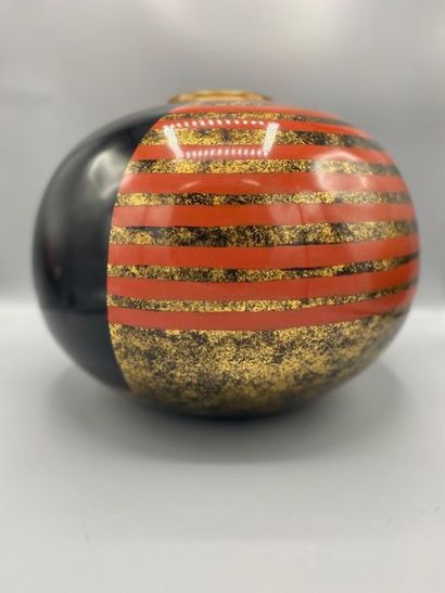 Vase de forme ronde en céramique à décor...