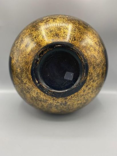 Vase de forme ronde en céramique à décor...