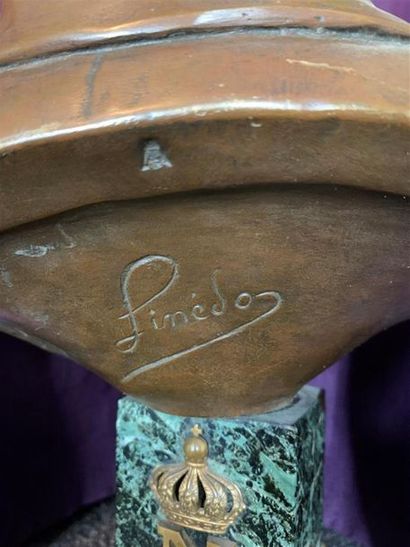 Buste de Napoléon en bronze patiné, signé...