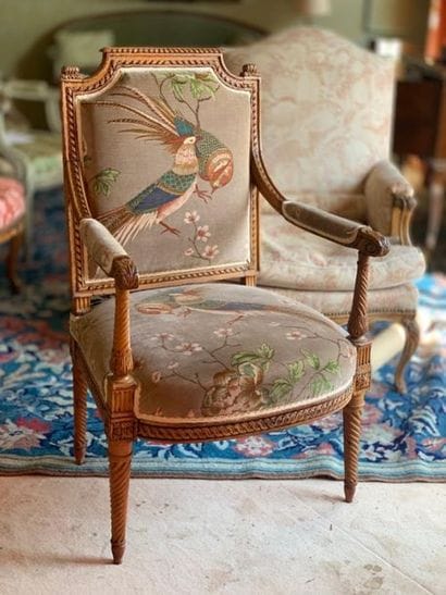 Fauteuil à dossier plat en bois naturel mouluré...