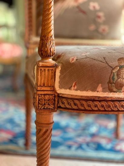 Fauteuil à dossier plat en bois naturel mouluré...