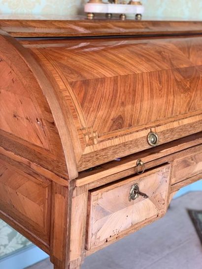 Bureau à cylindre en bois de placage ouvrant...