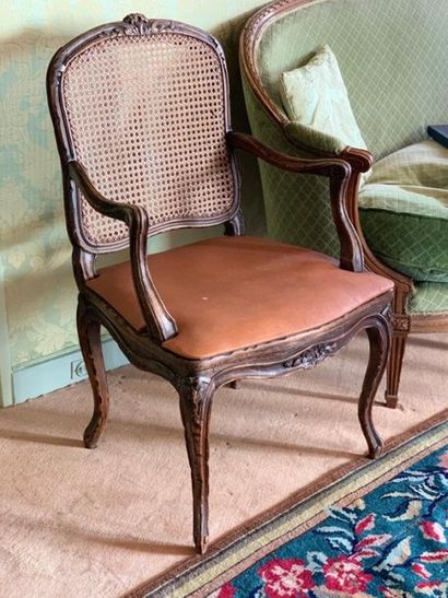 Fauteuil canné en bois naturel à pieds cambrés.

Style...