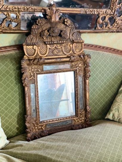 Miroir à fronton en bois sculpté et doré...