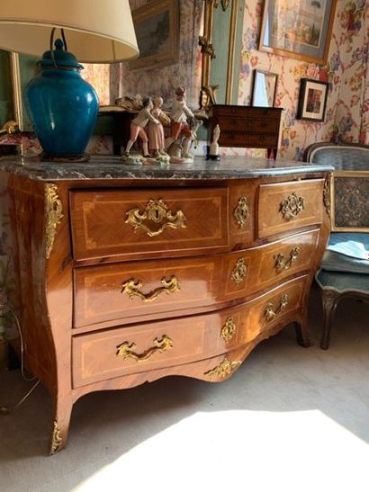 Commode de forme mouvementée en bois de placage...