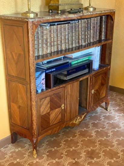 Meuble bibliothèque à hauteur d'appui en...