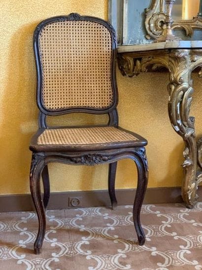Six chaises et deux fauteuils en bois naturel...
