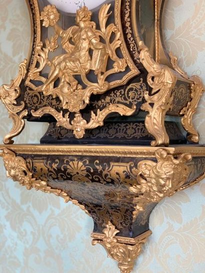 Cartel et son socle de forme violonée à décor...