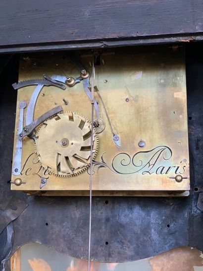 Cartel et son socle de forme violonée à décor...