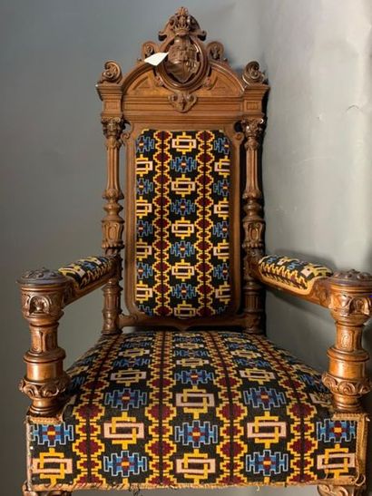 Largre fauteuil en à haut dossier en bois...
