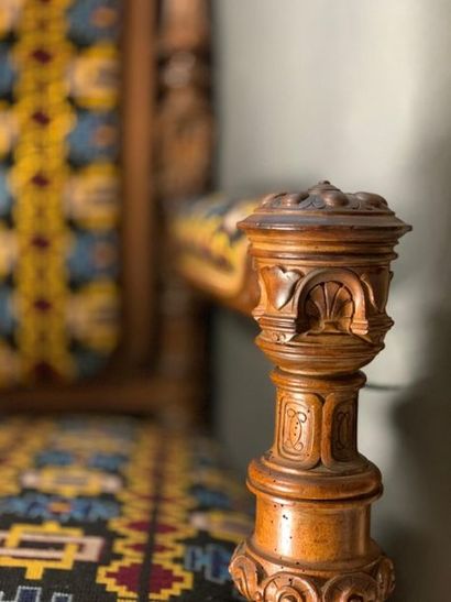 Largre fauteuil en à haut dossier en bois...