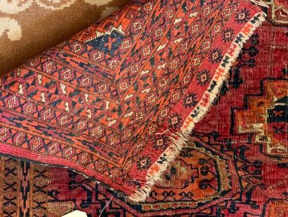 Deux petits tapis d'Orient (usures et dé...