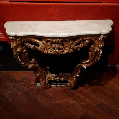Console en bois sculpté et doré à décor de...