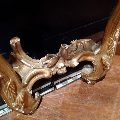 Console en bois sculpté et doré à décor de...