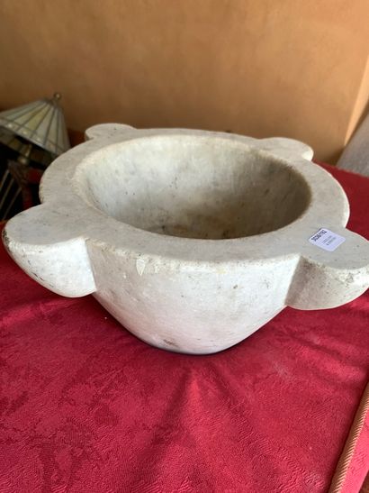 A marble mortar

Diameter: 30 cm - Height:...