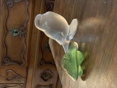 Lalique

A moulded crystal bird signed R....
