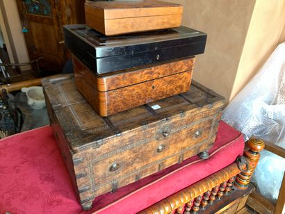 A magnifying glass box with inlaid marquetry.

10.5...