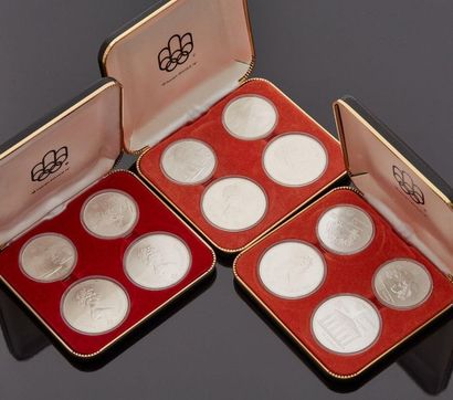 Trois écrins comprenant chacun quatre pièces...
