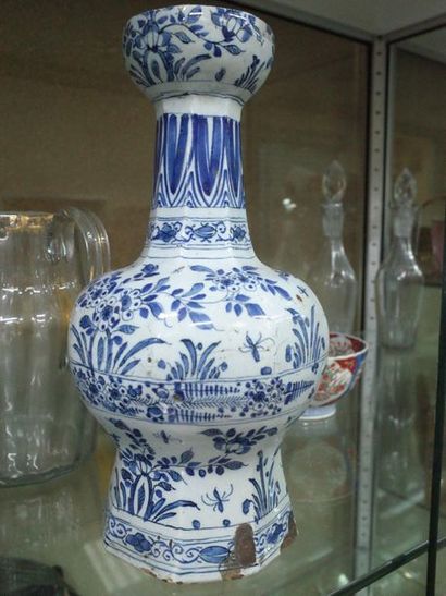 Delft earthenware vase.

17th century

(accidents,...