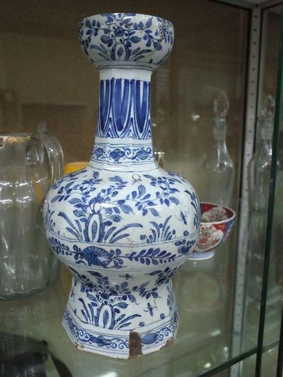 Delft earthenware vase.

17th century

(accidents,...