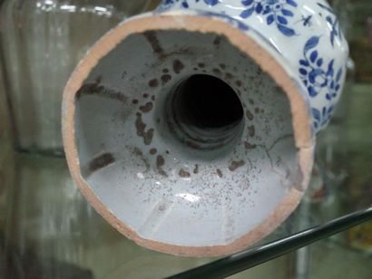 Delft earthenware vase.

17th century

(accidents,...