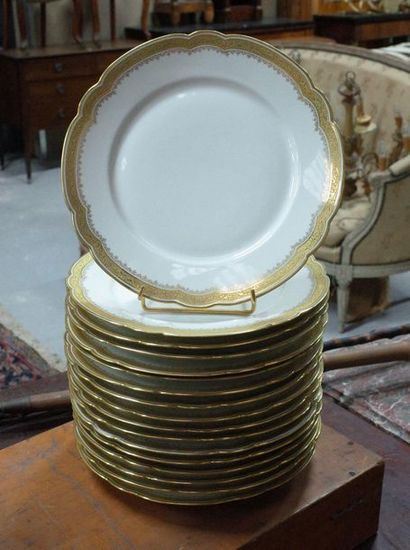 17 Mehun porcelain dinner plates with fretted...