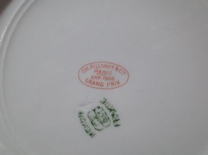 17 Mehun porcelain dinner plates with fretted...