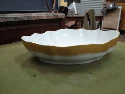 17 Mehun porcelain dinner plates with fretted...