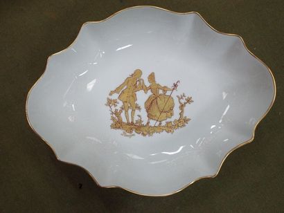 17 Mehun porcelain dinner plates with fretted...