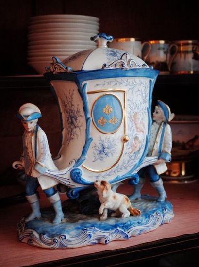 Porcelain jewellery box in the shape of a...
