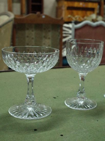 Cut crystal glass serving part comprising:

-...