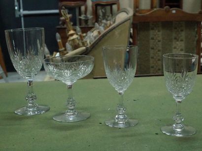 Cut crystal glass serving part comprising:

-...