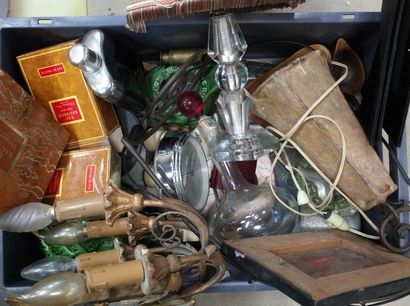 Handle: trinkets, lamp, alarm clock, perfume,...