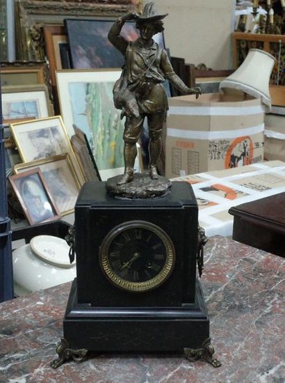 Pendule de cheminée en marbre noir, surmontée...