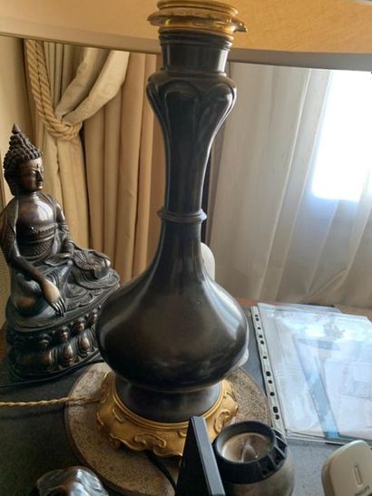 Paire de vases en bronze patiné transformés...