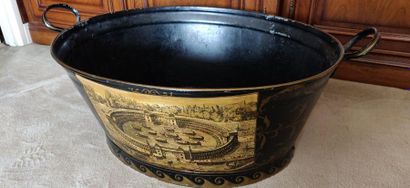Une bassine en métal peint