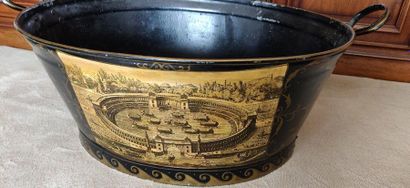 Une bassine en métal peint