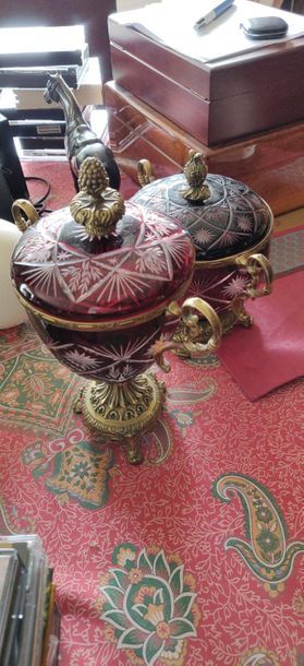 Deux coupes en cristal rouge foncé et taillé,...